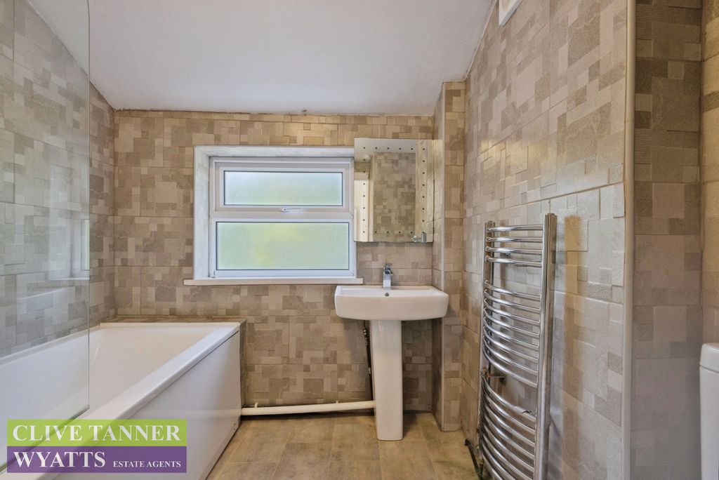 Property photo 2 of 16 Bathroom
