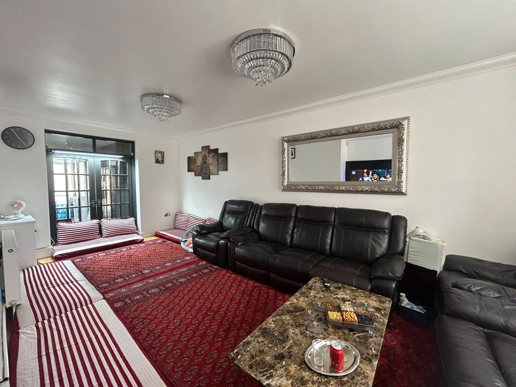Property photo 1 of 14 4 Bed Semi-Detached House To Rent Cromwell Road, Hayes Ub3