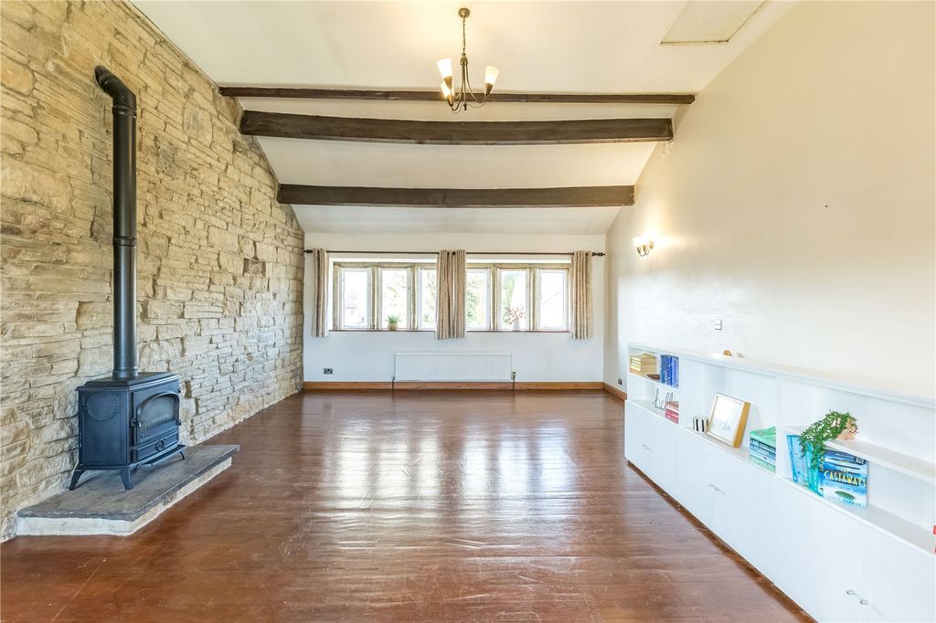 Property photo 3 of 18 Lounge