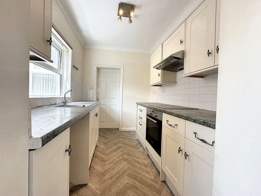Property photo 2 of 10 Kitchen