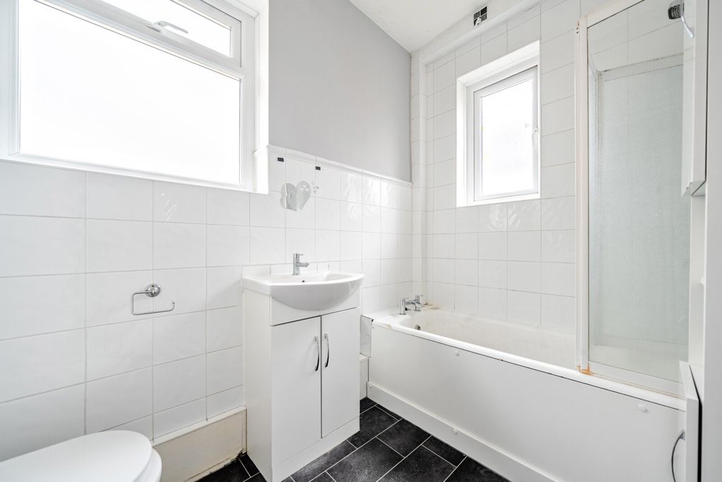 Property photo 3 of 8 Bathroom