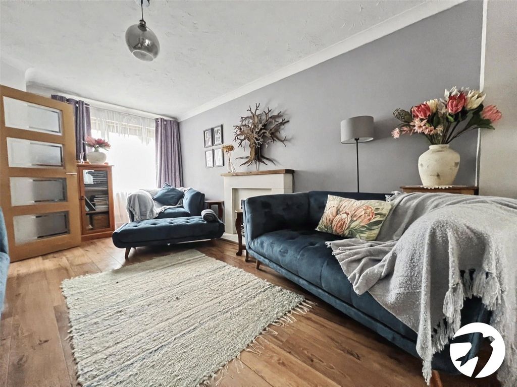 Property photo 2 of 17 Lounge