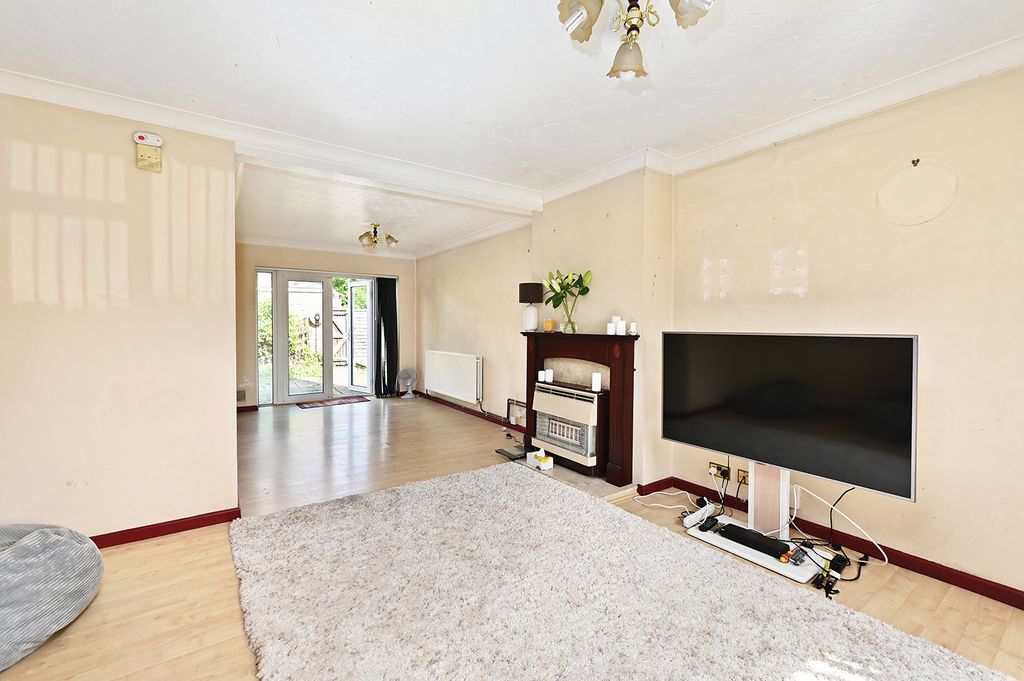Property photo 3 of 9 64 Frogmore Rd (5)