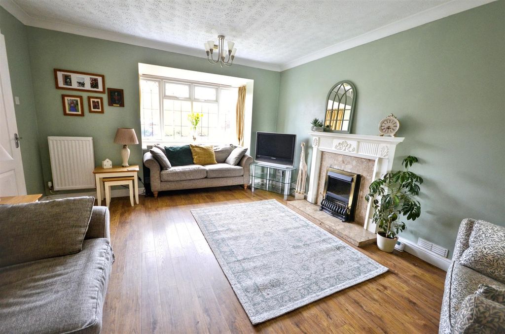 Property photo 2 of 18 Lounge