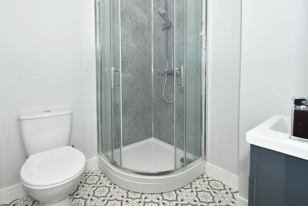Property photo 2 of 18 Room 4 - Double Ensuite