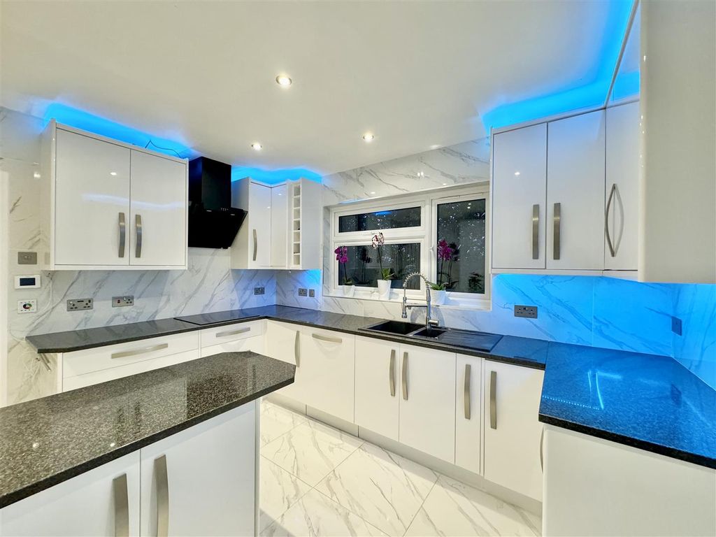 Property photo 2 of 40