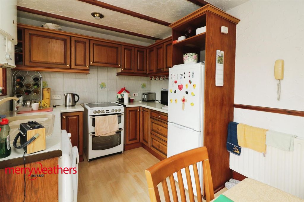 Property photo 3 of 8 Kitchen