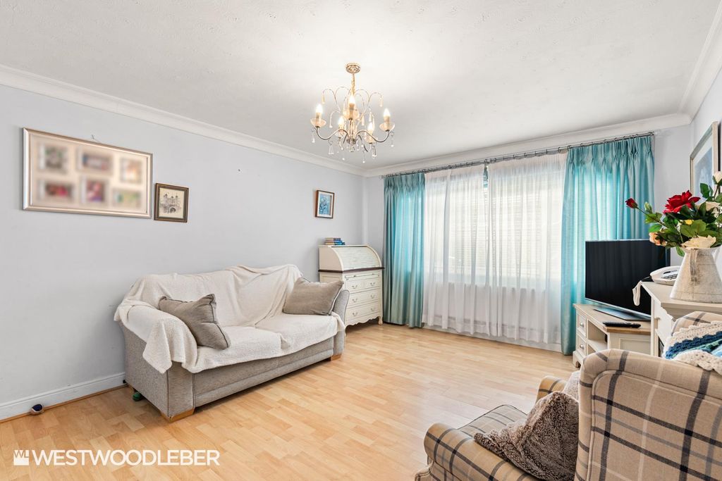 Property photo 3 of 23 Cozensroad_2.Jpg