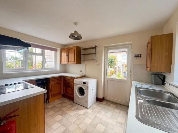 Property photo 3 of 11 Kitchen