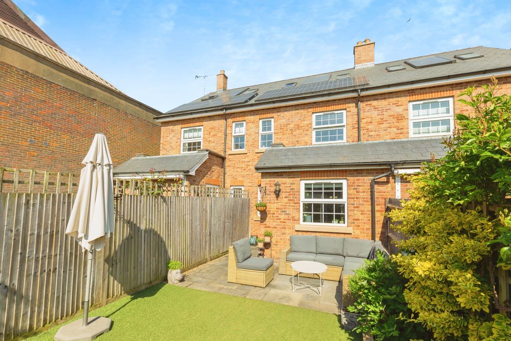 Property photo 2 of 11 Garden