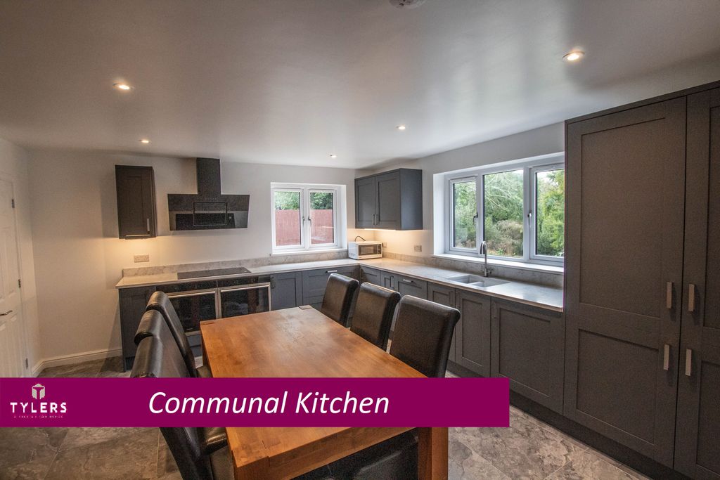 Property photo 2 of 7 Kitchen