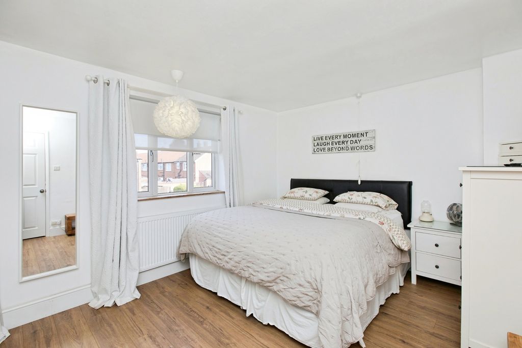 Property photo 3 of 18 Bedroom