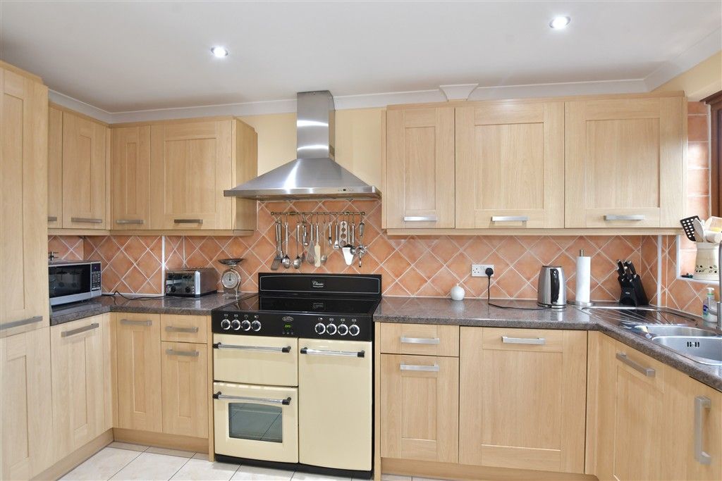 Property photo 2 of 11 Kitchen