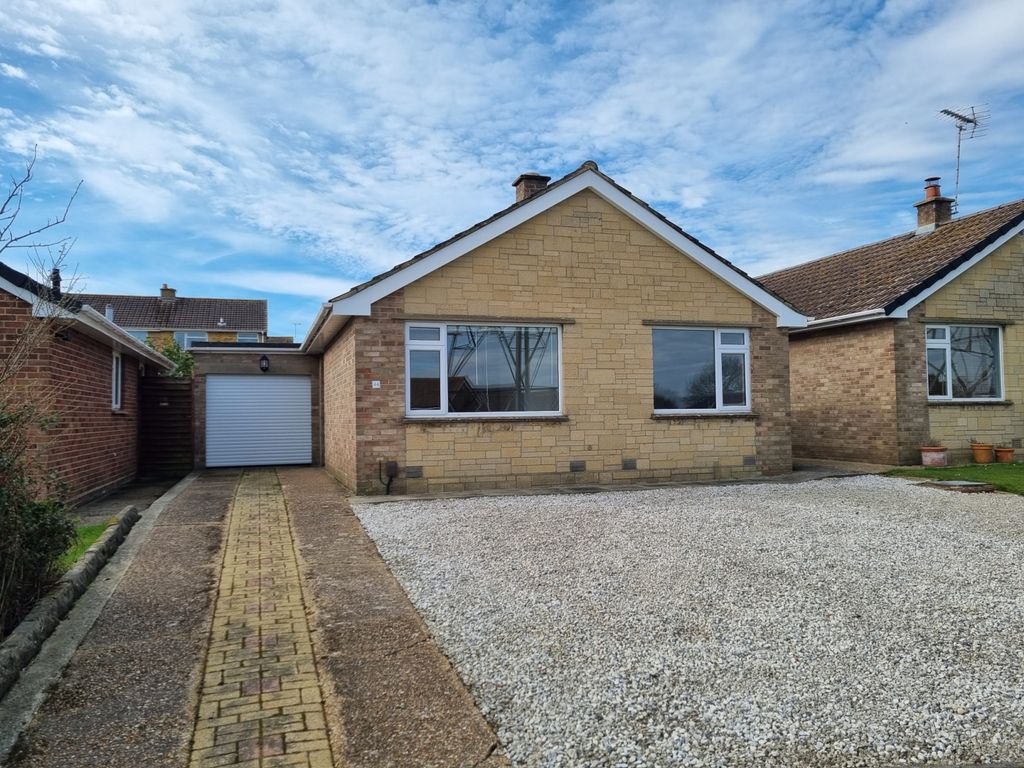 Property photo 1 of 16 2 Bedroom Bungalow With Garden Office Chalet & A Driveway & Garage Long Let In Hamworthy Near The Beach & Park & Fabulous Schools