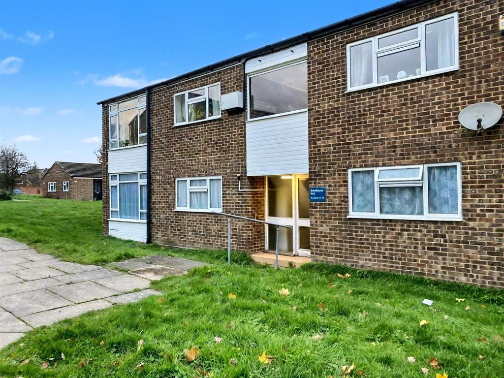 Property photo 1 of 8 6 Greathurst Front.Jpg