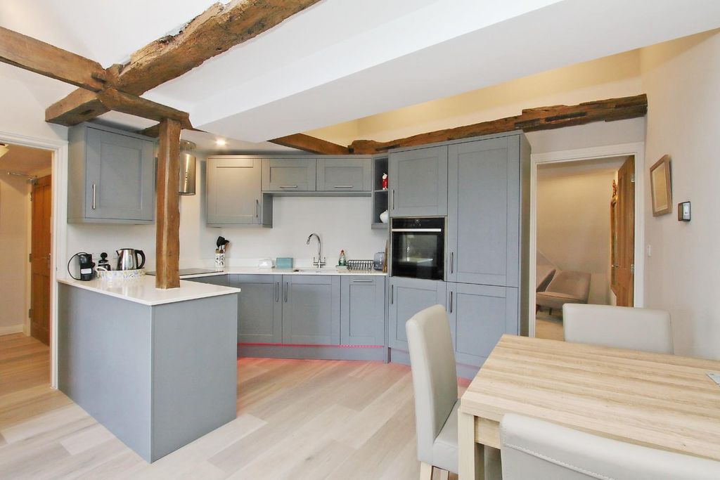 Property photo 2 of 16 6 Victoria Hall Ph6.Jpg