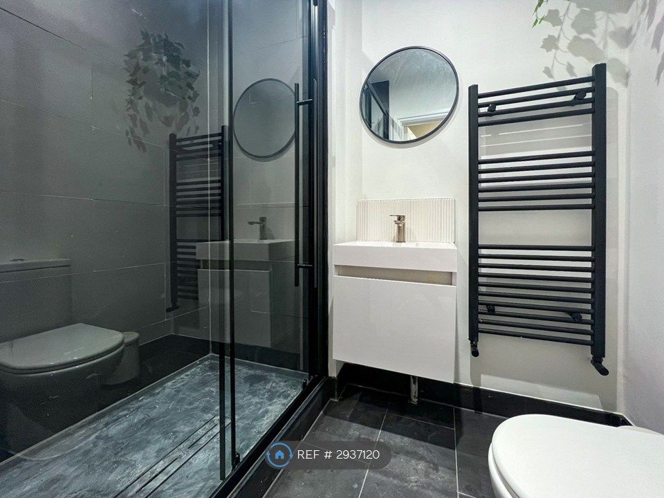 Property photo 3 of 8 En-Suite