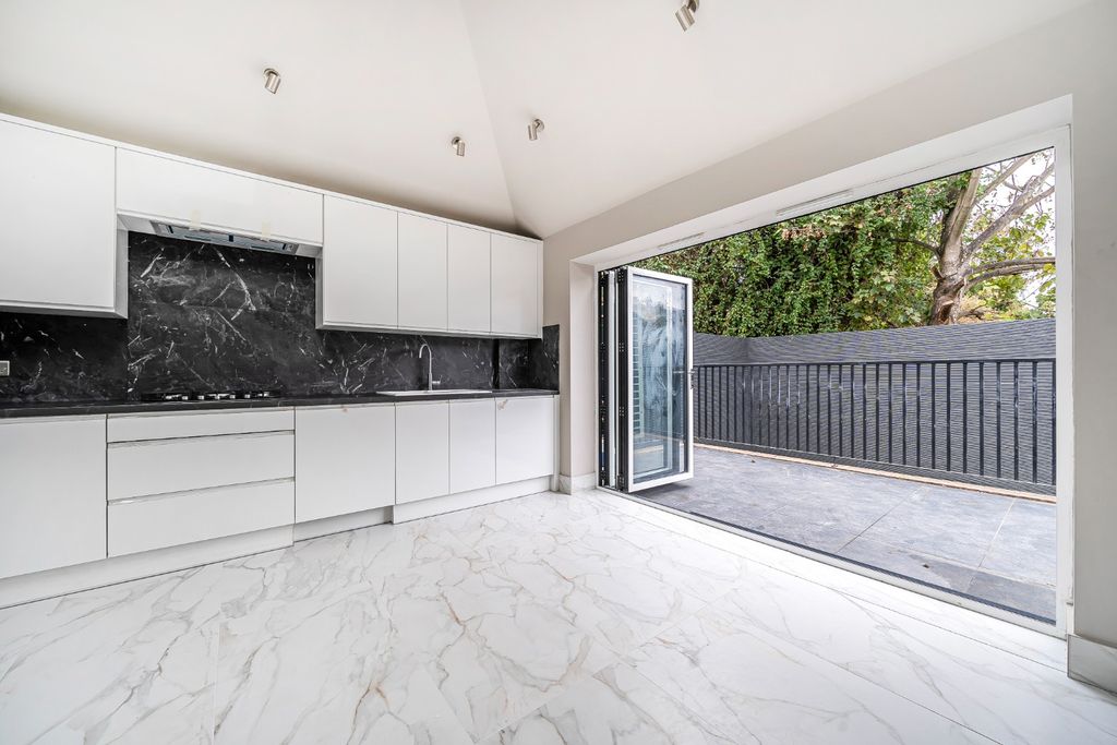 Property photo 3 of 15 3702715