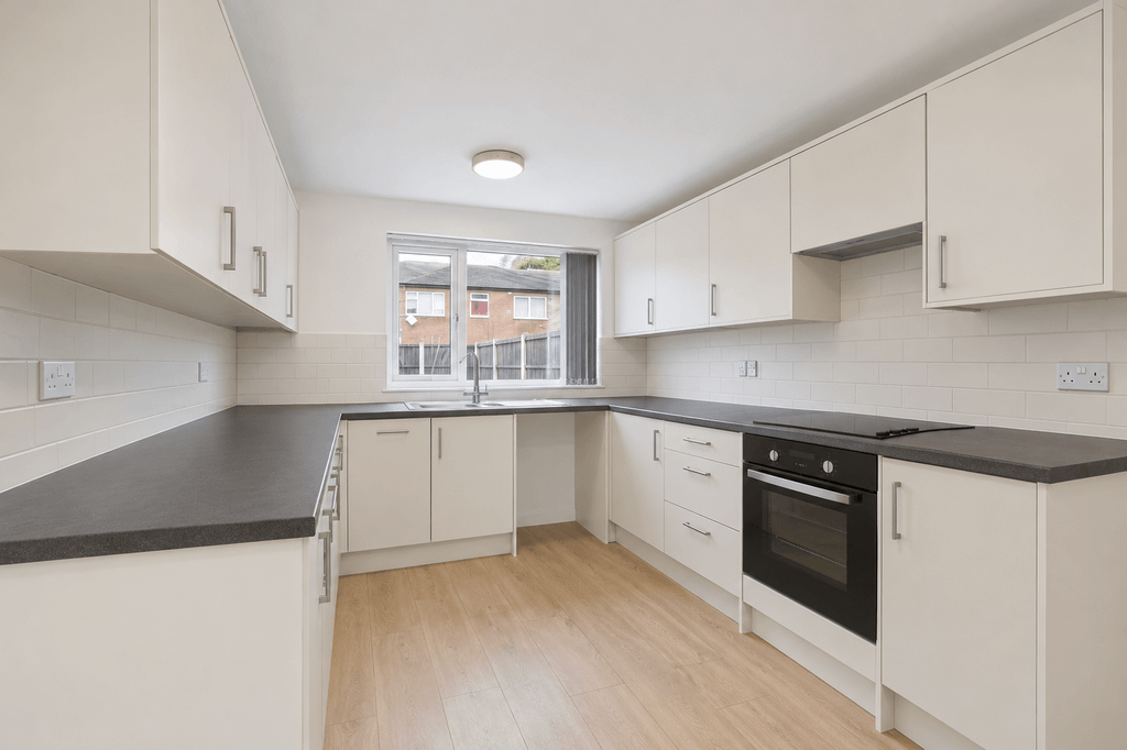 Property photo 1 of 6 3 Bed End Terrace House To Rent Brighton Road, London Cr8.