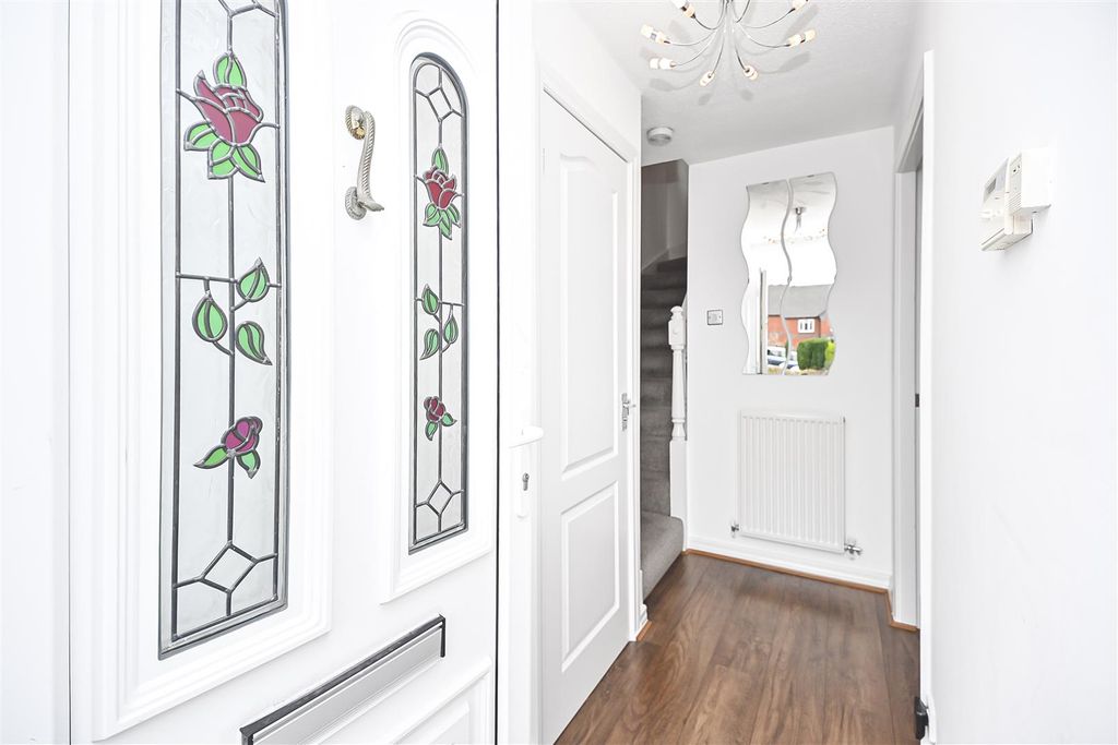 Property photo 3 of 35 47 Linnett Drive Entrance Hall.Jpg