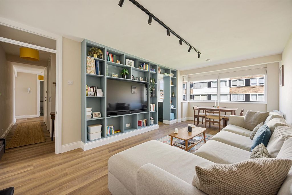 Property photo 1 of 27 Queenswood Gardens, E11