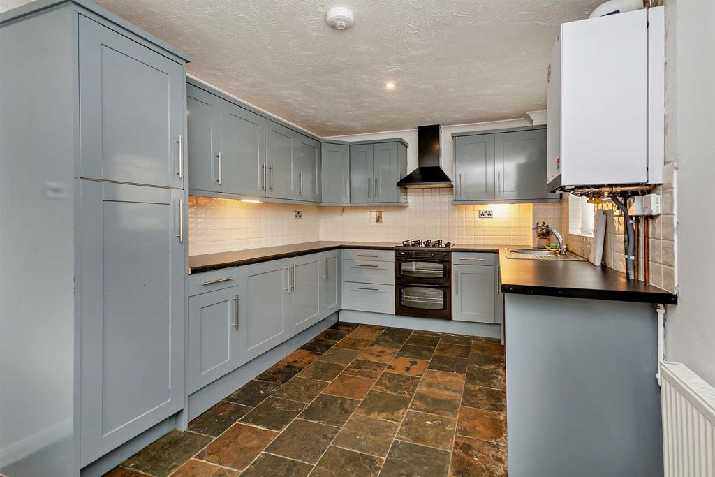 Property photo 2 of 15 8673686-Interior07-800.Jpg