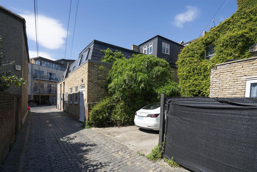 Property photo 2 of 18 193 Merton Road Sw18 Ground Floor External 2.Jpg