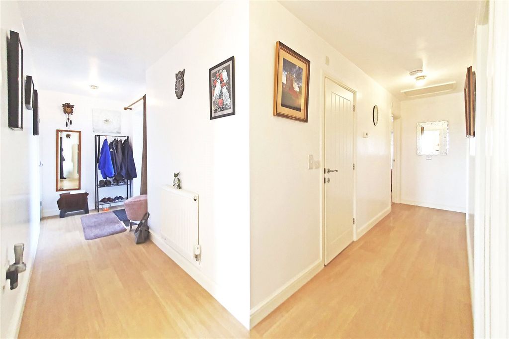 Property photo 3 of 23 Entrance Hall