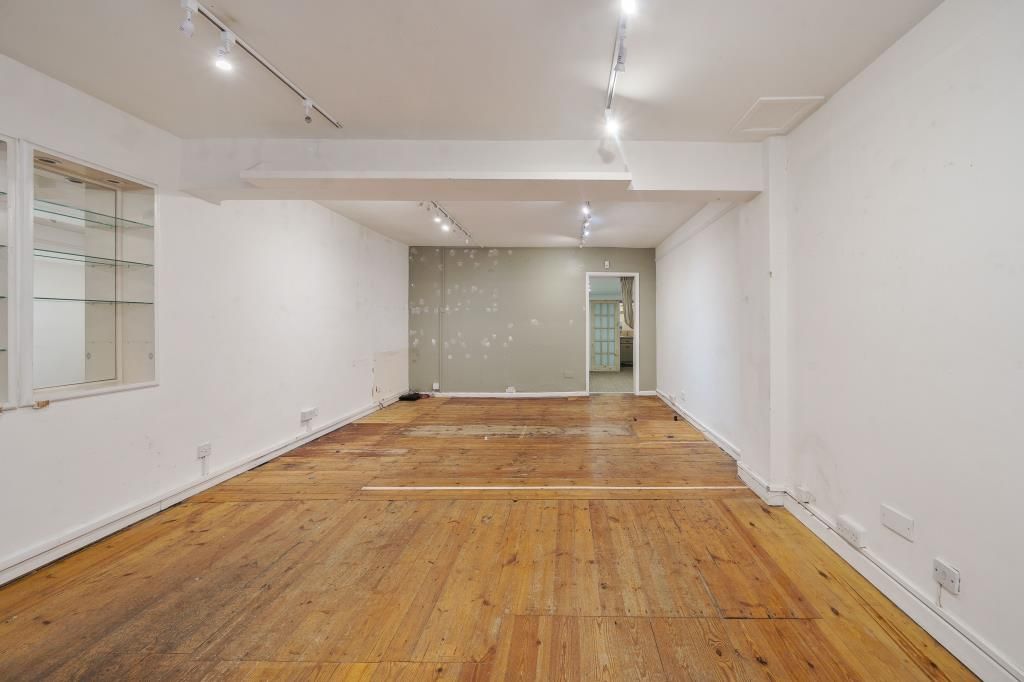 Property photo 2 of 18 Living Space