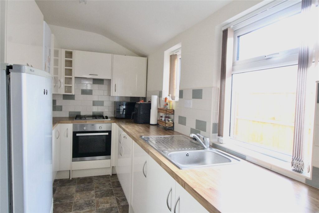 Property photo 2 of 8 Fitted Kitchen