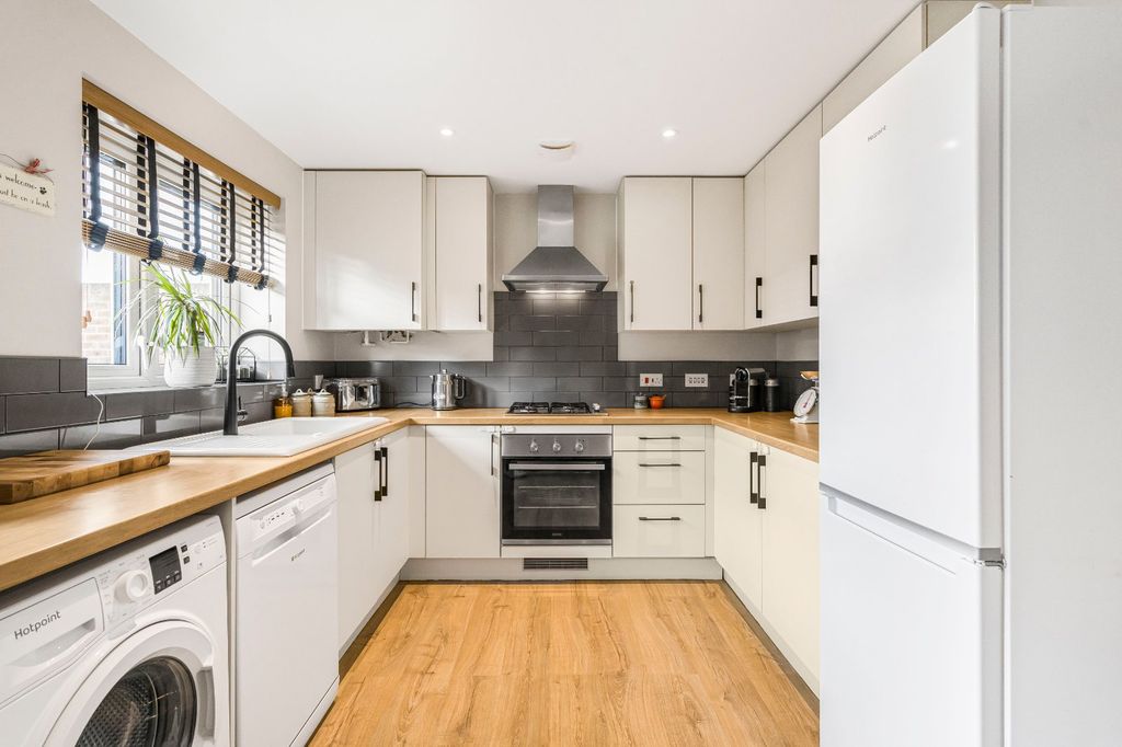 Property photo 3 of 18 Kitchen