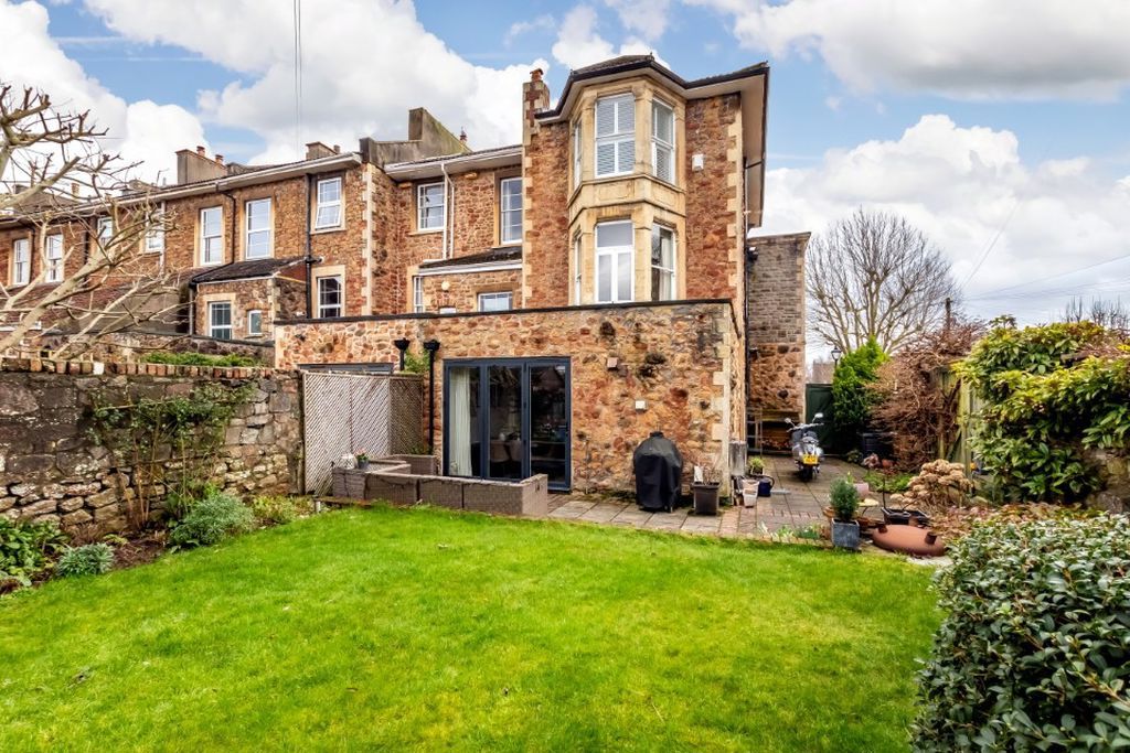 Property photo 1 of 17 External