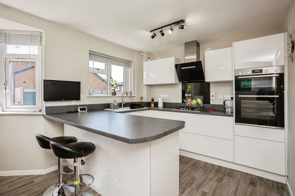 Property photo 3 of 17 Kitchen