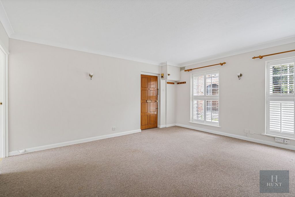 Property photo 2 of 18 Sitting Room