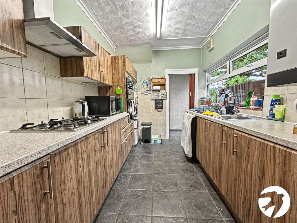 Property photo 3 of 11 Kitchen