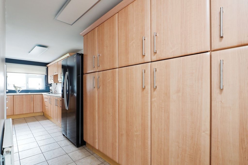 Property photo 3 of 17 Fitted Kitchen