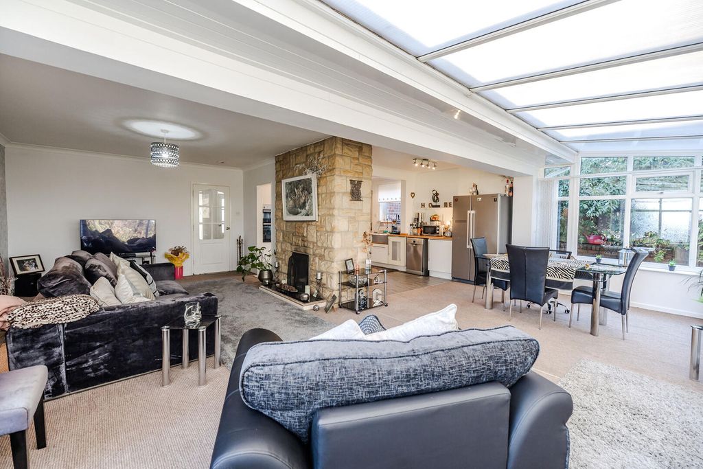 Property photo 2 of 18 Conservatory