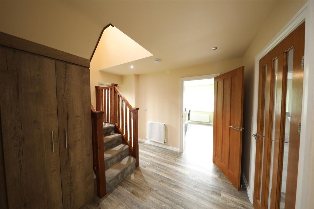 Property photo 3 of 28 Entrance Hall
