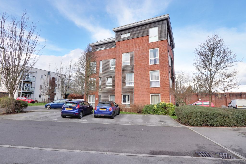 Property photo 1 of 7 Ewemove Basingstoke Edmund Court External