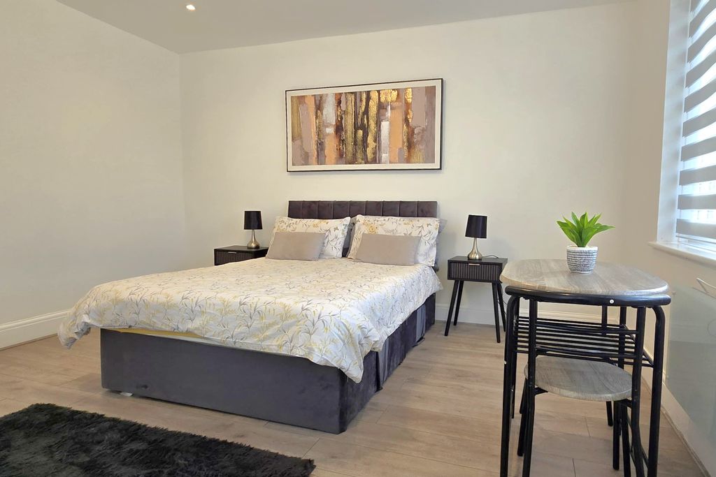 Property photo 1 of 14 Room To Let
