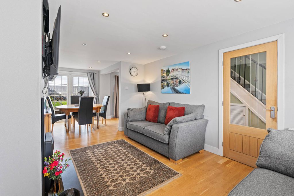 Property photo 3 of 28