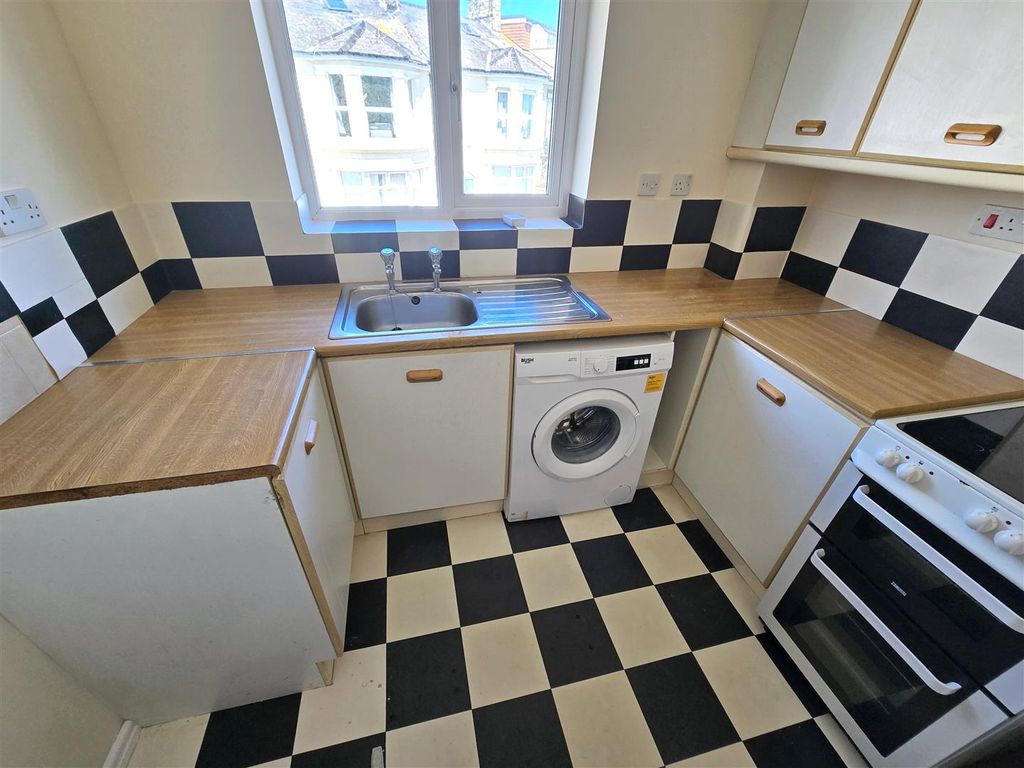 Property photo 3 of 7 Kitchen