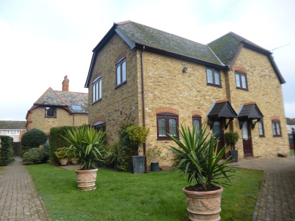 Property photo 1 of 18 2 Bed & 2 Toilets Maisonette To Rent River Side Mews, Broxbourne En10