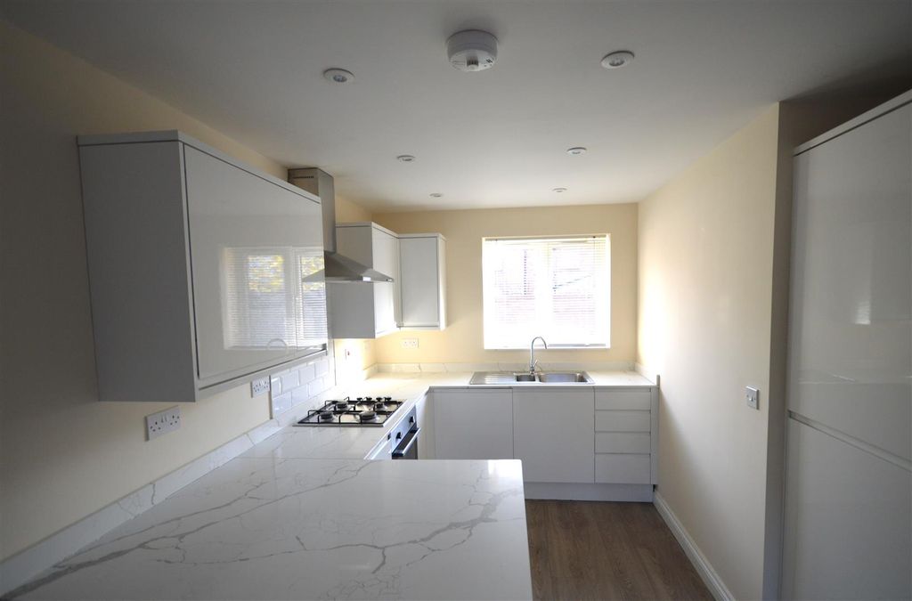 Property photo 3 of 25 Kitchen