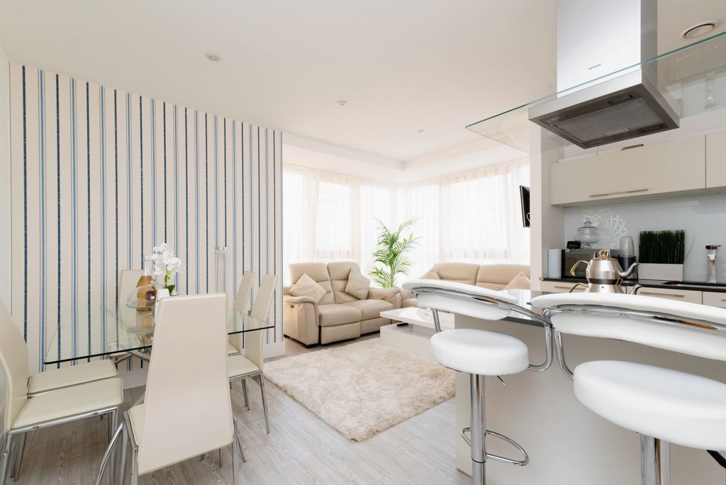 Property photo 1 of 15 Living/Dining Room