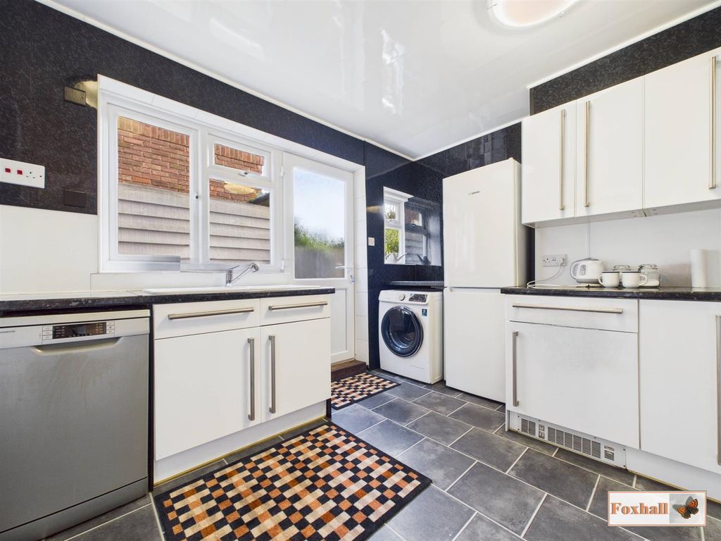 Property photo 3 of 17 Kitchen