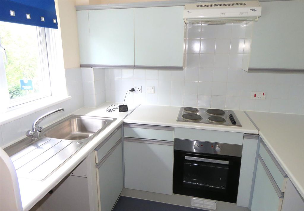 Property photo 3 of 8 Kitchen