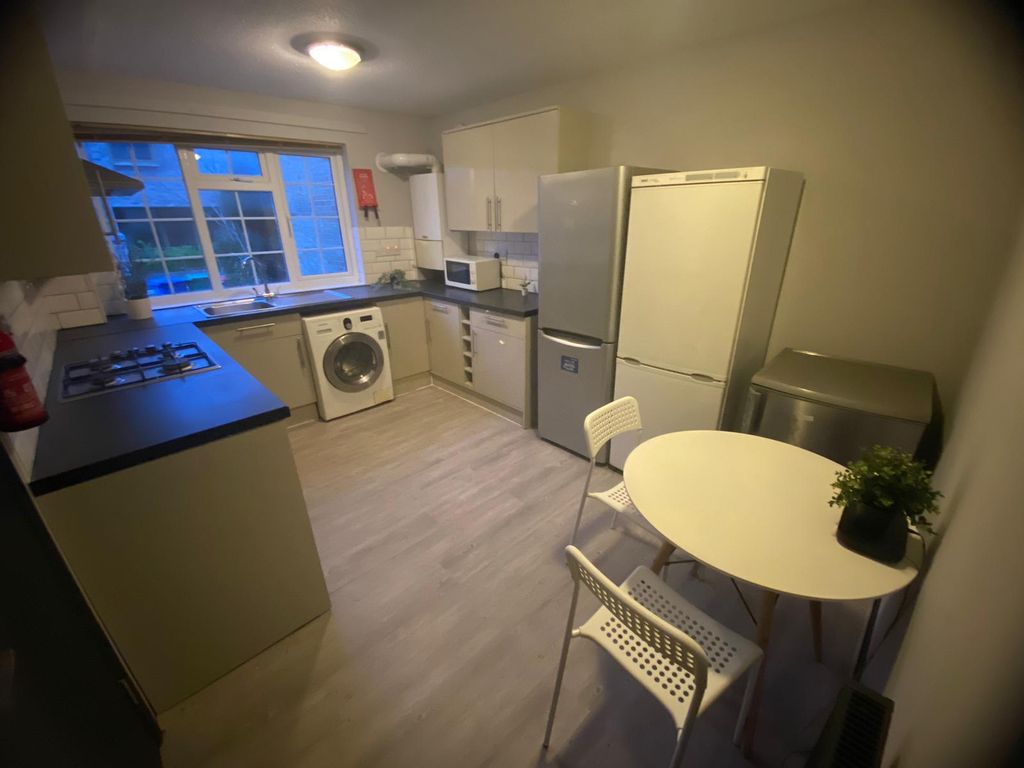 Property photo 3 of 11 Shared Kitchen