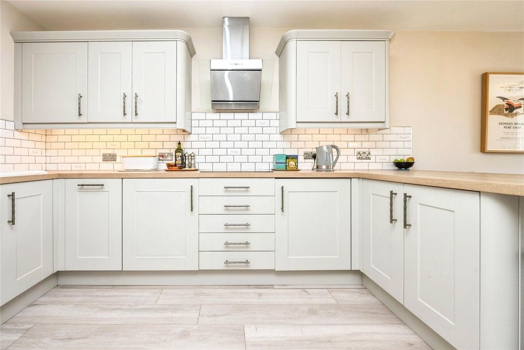 Property photo 3 of 18 Kitchen