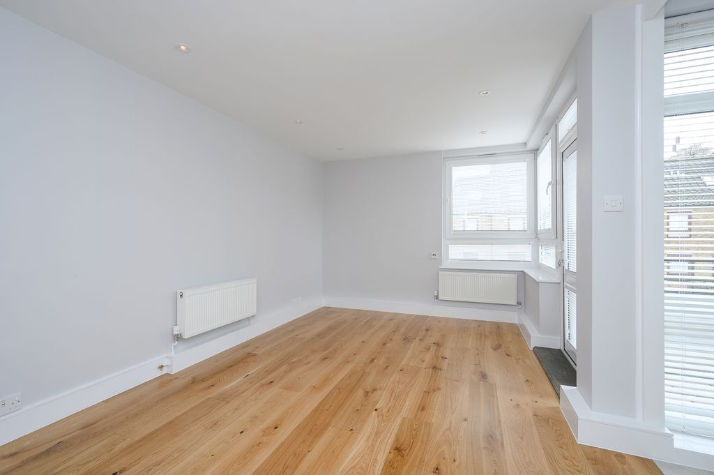 Property photo 3 of 7 7 Manningtree Close-